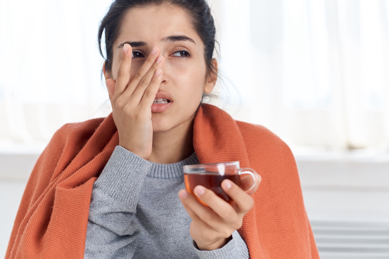 woman covered with a blanket sits at the table tre 2023 11 27 05 11 48 utcduzy